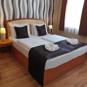 Szálloda Six